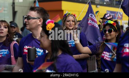 Birmingham, Großbritannien, 27. Mai 2023, Birmingham Pride 2023, heute feiert das LBQT-Jubiläum mit einer besonderen 2-tägigen Veranstaltung im Stadtzentrum von Birmingham den 25. Jahrestag. An dieser Veranstaltung werden in den beiden Tagen wahrscheinlich über 70.000 Personen teilnehmen, Credit: KNOWN STUDIO/Alamy Live News Stockfoto