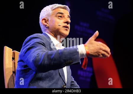 Hay Festival, Hay on Wye, Wales, Großbritannien – Samstag, 27. Mai 2023 – Sadiq Khan der Bürgermeister von London auf der Bühne spricht über sein Buch Breathe - Addressing the Climate Emergency. Das Hay Festival findet bis Sonntag, den 4. Juni 2023, statt. Foto Steven May/Alamy Live News Stockfoto