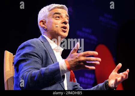 Hay Festival, Hay on Wye, Wales, Großbritannien – Samstag, 27. Mai 2023 – Sadiq Khan der Bürgermeister von London auf der Bühne spricht über sein Buch Breathe - Addressing the Climate Emergency. Das Hay Festival findet bis Sonntag, den 4. Juni 2023, statt. Foto Steven May/Alamy Live News Stockfoto