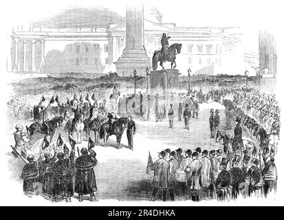 Friedensausrufung am Trafalgar-Platz 1856. Massen in London bei einer offiziellen Zeremonie anlässlich des Endes des Krim-Krieges. An der Prozession nahmen zahlreiche Würdenträger und Beamte Teil, darunter: "...Rettungsschwimmer, die Beadles von Westminster, der hohe Constable, der hohe Gerichtsvollzieher und stellvertretende Steward von Westminster; die Männer des Rittermarschalls... Trommeln. Trommler-Major, Trompeten und Sergeant Trompeter... der Trafalgar-Square-Bezirk wurde von einer dieser dichten bewegten Massen besetzt, die nur möglich scheinen, wenn man annimmt, dass sich eine ganze Hauptstadt aus den Türen gedreht hat. Im Hintergrund ar Stockfoto