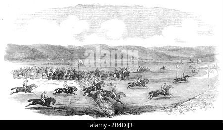 Grand Military Steeplechase auf der Krim, 1856. Außerhalb des Dienstes während des Krimkriegs: Britische Soldaten machen ihre eigene Unterhaltung. "Wir müssen einem Korrespondenten (einem Offizier des 17. Regiments) im Camp, Sebastopol, für die begleitende Skizze der Großen Militärsteeplechase danken, die am 3. Dezember letzten Jahres stattfand und Kapitalsport leistete. Das Rennen ist das erste der „Grand International Steeplechase“, die mit gutem Stil von Captain Smiths „Master-Roll“ gewonnen wurde.“ Aus "Illustrierte London News", 1856. Stockfoto