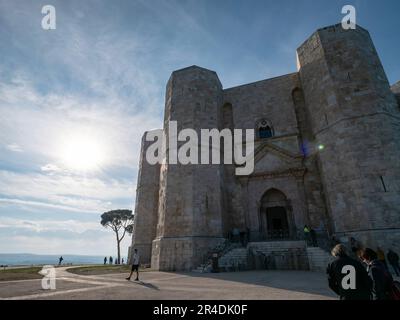 ANDRIA, ITALIEN - 30. OKTOBER 2021: Landschaft mit Castel del Monte bei schönem Sonnenuntergang und Blick auf das Wahrzeichen Stockfoto