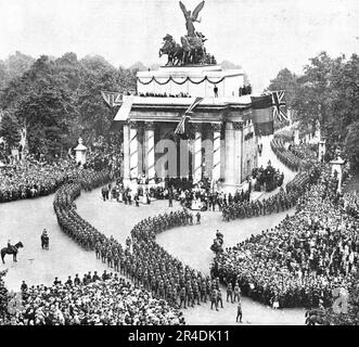 "Les Fetes de la victoire a Londres; les troupes americaines contournent l'Arc de Triomphe de Constitution Hill, entre Green Park et le jardin du palais de Buckingham", 1919. Aus „L'Album de la Guerre 1914-1919, Band 2“ [L'Illustration, Paris, 1924]. Stockfoto