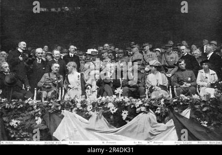 "Les fetes de la victoire en Belgique; a Lüttich, le 24 juillet: la tribune officielle dressee sur la Place Saint-Lambert pour la remise de la croix de la Legion d'Honneur a l'heroique ville belge", 1919. Aus „L'Album de la Guerre 1914-1919, Band 2“ [L'Illustration, Paris, 1924]. Stockfoto