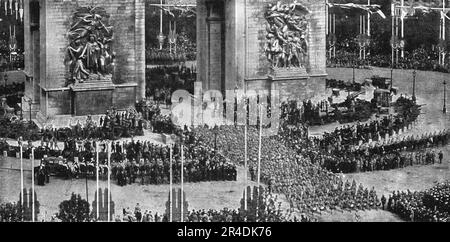 "Le jour de gloire; le marechal Petain, sur son cheval Blanc, Precededes musiques de la 7e Division, passe sous l'Arc de Triomphe", 1919. Aus „L'Album de la Guerre 1914-1919, Band 2“ [L'Illustration, Paris, 1924]. Stockfoto