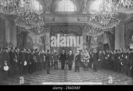 La Visite des Marins Britanniques a Paris; le 23 avril 1919, dans la Grande Salle des Fetes de l'Elysee. Le President de la Republique remet a l'Amiral Beatty la Grand Croix de la Legion d'Honneur', 1919. Aus „L'Album de la Guerre 1914-1919, Band 2“ [L'Illustration, Paris, 1924]. Stockfoto