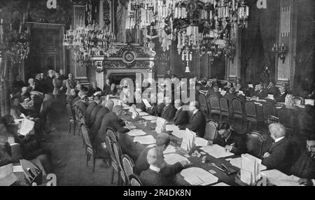 "La Conference de la paix; L'ouverture de la Conference, le 18 janvier 1919, dans le Salon de l'horloge du ministere des affaires etrangeres", 1919. Aus „L'Album de la Guerre 1914-1919, Band 2“ [L'Illustration, Paris, 1924]. Stockfoto