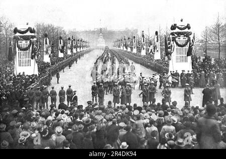 "Le Retour des Vainqueurs; Rentree triomphale a Londres, le 22 mars 1919, des troupes de la Garde dont les Regiments furent, en 1914, les premiers de l'armee Britain a combattre sur le sol francais: le cortege militaire, venant du palais de Buckingham, defile, musique en te, sur le Mall, entre des pylones decores et pavoises, pour se rendre a Mansion House', 1919. Aus „L'Album de la Guerre 1914-1919, Band 2“ [L'Illustration, Paris, 1924]. Stockfoto