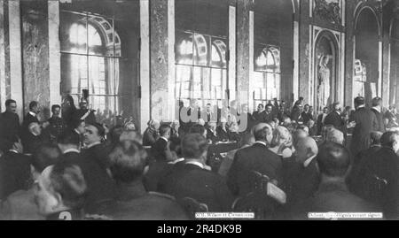 "La Signature du traite de paix a Versailles; Aspect de la Galerie des Glaces vue des bancs Reserves a la press, Pendant que les plenipotentiaires allies se sukedent a la table de la Signature", 1919. Aus „L'Album de la Guerre 1914-1919, Band 2“ [L'Illustration, Paris, 1924]. Stockfoto