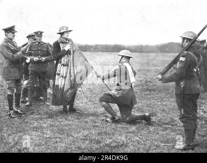 "Le Retour des Vainqueurs; La Princesse Patricia de Connaught Fixant une Branche de laurier au drapeau du bataillon d'infantiie legere canadienne". Aus „L'Album de la Guerre 1914-1919, Band 2“ [L'Illustration, Paris, 1924]. Stockfoto