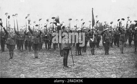 "Le Retour des Vainqueurs; Les acclamations du bataillon a la Princesse Patricia: au Premier Plan, le Lieutenant-Colonel Gault, un des deux seuls officiers du Debut de la guerre que l'Armistice ait retrouves servant encore au bataillon". Aus „L'Album de la Guerre 1914-1919, Band 2“ [L'Illustration, Paris, 1924]. Stockfoto