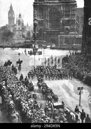 "Les Cendres de Miss Cavell; A londres: le cortege funebre arrivant a la cathedrale de Westminster", 1919. Aus „L'Album de la Guerre 1914-1919, Band 2“ [L'Illustration, Paris, 1924]. Stockfoto