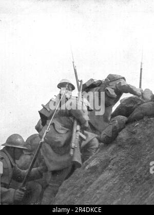 "Pendant l'Action; nos hommes quittent les tranchees de Depart pour se lancer a l'attaque", 1916. Aus „L'Album de la Guerre 1914-1919, Volume I“ [L'Illustration, Paris, 1924]. Stockfoto