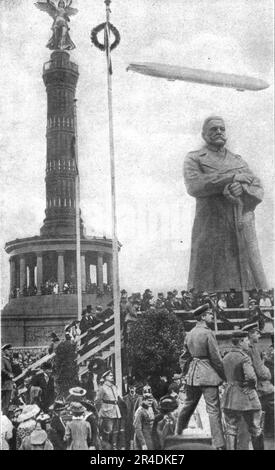 „Pour Tous Les Ages; L'Inauguration du Colossal Hindenburg de bois, dresse a Berlin devant le Monument de la Victoire, d'apres le „Welt-Spiegel“ aus „L'Album de la Guerre 1914-1919, Band 2“ [L'Illustration, Paris, 1924]. Stockfoto