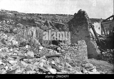 "Sur le Front Italien; Sur le Carso, avant l'offensive autrichienne: les ruines du Village de Selz enleve par nos allies en avril 1916", 1916. Aus „L'Album de la Guerre 1914-1919, Volume I“ [L'Illustration, Paris, 1924]. Stockfoto