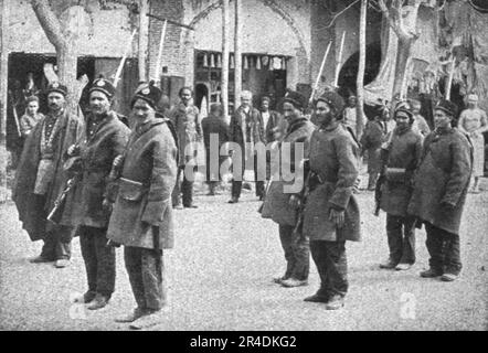 "Les Russes en perse et en armenie; types de soldats reguliers persans: Beaucoup moins des militaires que de simples portiers d'Administration", 1916. Aus „L'Album de la Guerre 1914-1919, Volume I“ [L'Illustration, Paris, 1924]. Stockfoto