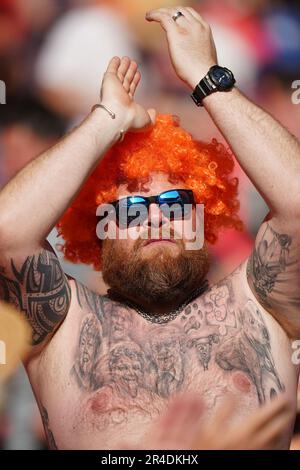Ein Fan von Luton Town auf den Tribünen während des Sky Bet Championship Play-Off-Finales im Wembley Stadium, London. Foto: Samstag, 27. Mai 2023. Stockfoto