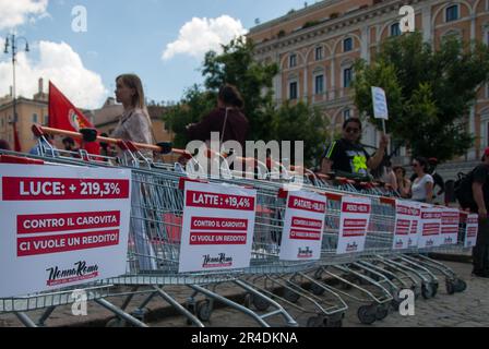 Rom, . 27. Mai 2023. 27/05/2023 Rom, von Verbänden und Gewerkschaften organisierte Demonstration. Die nationale Demonstration "Wir brauchen ein Mindesteinkommen" gegen das von der Regierung Meloni am 1. Mai 2023 erlassene "Arbeitsdekret": Das Foto kann in Bezug auf den Kontext verwendet werden, in dem es aufgenommen wurde, und ohne die Absicht, den Anstand der repräsentierten Personen zu verleumden. Kredit: Unabhängige Fotoagentur/Alamy Live News Stockfoto