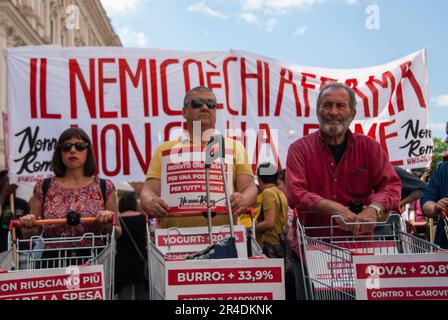 Rom, . 27. Mai 2023. 27/05/2023 Rom, von Verbänden und Gewerkschaften organisierte Demonstration. Die nationale Demonstration "Wir brauchen ein Mindesteinkommen" gegen das von der Regierung Meloni am 1. Mai 2023 erlassene "Arbeitsdekret": Das Foto kann in Bezug auf den Kontext verwendet werden, in dem es aufgenommen wurde, und ohne die Absicht, den Anstand der repräsentierten Personen zu verleumden. Kredit: Unabhängige Fotoagentur/Alamy Live News Stockfoto