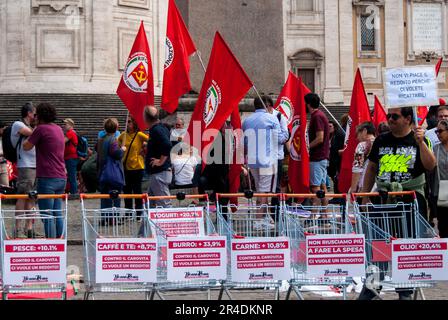 Rom, . 27. Mai 2023. 27/05/2023 Rom, von Verbänden und Gewerkschaften organisierte Demonstration. Die nationale Demonstration "Wir brauchen ein Mindesteinkommen" gegen das von der Regierung Meloni am 1. Mai 2023 erlassene "Arbeitsdekret": Das Foto kann in Bezug auf den Kontext verwendet werden, in dem es aufgenommen wurde, und ohne die Absicht, den Anstand der repräsentierten Personen zu verleumden. Kredit: Unabhängige Fotoagentur/Alamy Live News Stockfoto