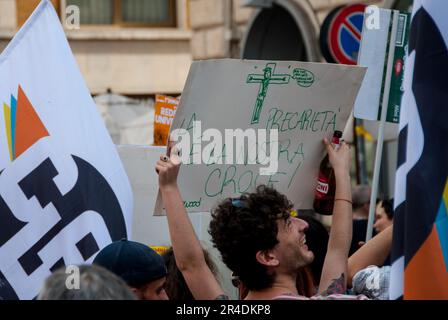 Rom, . 27. Mai 2023. 27/05/2023 Rom, von Verbänden und Gewerkschaften organisierte Demonstration. Die nationale Demonstration "Wir brauchen ein Mindesteinkommen" gegen das von der Regierung Meloni am 1. Mai 2023 erlassene "Arbeitsdekret": Das Foto kann in Bezug auf den Kontext verwendet werden, in dem es aufgenommen wurde, und ohne die Absicht, den Anstand der repräsentierten Personen zu verleumden. Kredit: Unabhängige Fotoagentur/Alamy Live News Stockfoto