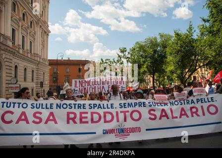 Rom, . 27. Mai 2023. 27/05/2023 Rom, von Verbänden und Gewerkschaften organisierte Demonstration. Die nationale Demonstration "Wir brauchen ein Mindesteinkommen" gegen das von der Regierung Meloni am 1. Mai 2023 erlassene "Arbeitsdekret": Das Foto kann in Bezug auf den Kontext verwendet werden, in dem es aufgenommen wurde, und ohne die Absicht, den Anstand der repräsentierten Personen zu verleumden. Kredit: Unabhängige Fotoagentur/Alamy Live News Stockfoto