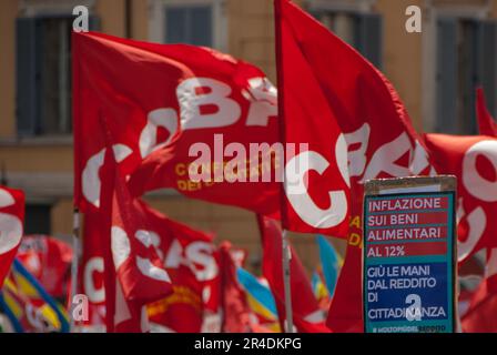 Rom, . 27. Mai 2023. 27/05/2023 Rom, von Verbänden und Gewerkschaften organisierte Demonstration. Die nationale Demonstration "Wir brauchen ein Mindesteinkommen" gegen das von der Regierung Meloni am 1. Mai 2023 erlassene "Arbeitsdekret": Das Foto kann in Bezug auf den Kontext verwendet werden, in dem es aufgenommen wurde, und ohne die Absicht, den Anstand der repräsentierten Personen zu verleumden. Kredit: Unabhängige Fotoagentur/Alamy Live News Stockfoto