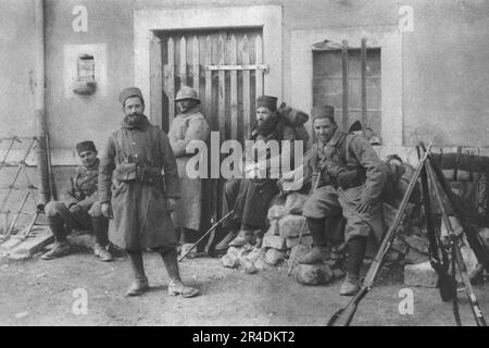 „Deux Groupes de Combattants de Douaumont; TiRailleurs d'une Division marocaine revenant du feu. Aus „L'Album de la Guerre 1914-1919, Volume I“ [L'Illustration, Paris, 1924]. Stockfoto