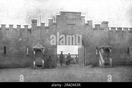 „En Afrique, La Conquete du Cameroun; L'entr&#xe9;e du Fort de Doume“, 1915 (1924). Aus „L'Album de la Guerre 1914-1919, Volume I“ [L'Illustration, Paris, 1924]. Stockfoto