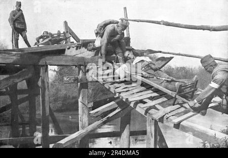 "La tragique retraite Serbe; Le Transport des Blesses sur la rive droite de la Morava, par un pont de bois detruit", 1915 (1924). Aus „L'Album de la Guerre 1914-1919, Volume I“ [L'Illustration, Paris, 1924]. Stockfoto