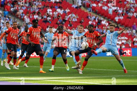 Matthew Godden von Coventry City (rechts) kämpft mit der Amari'i Bell von Luton Town (zweite rechts) während des Sky Bet Championship Play-Off-Finales im Wembley Stadium, London. Foto: Samstag, 27. Mai 2023. Stockfoto