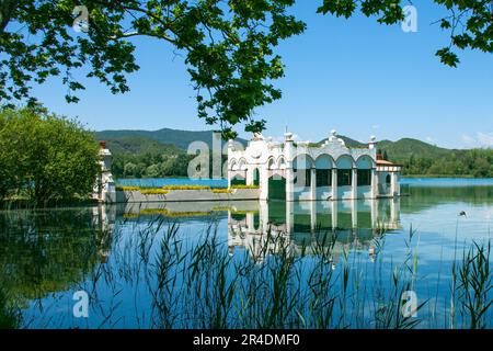 Typisches katalanisches Haus, das früher von Fischern am See von Banyoles an einem Frühlingstag genutzt wurde Stockfoto