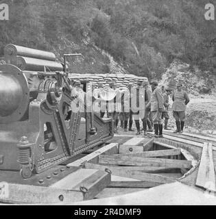 "Sur le Front Italien; Au cours de sa visite sur le Front de nos allies, le General Joffre examine la mise en Batterie d'une enorme piece de siege hissee dans le montagne", 1915 (1924). Aus „L'Album de la Guerre 1914-1919, Volume I“ [L'Illustration, Paris, 1924]. Stockfoto