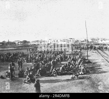 "Les premiers Contingents Franco-Anglais a Salonique; UN detachement Britain, qui vient de'barquer,se repose en attandant le Signal de depart pour le Camp", 1915 (1924). Aus „L'Album de la Guerre 1914-1919, Volume I“ [L'Illustration, Paris, 1924]. Stockfoto