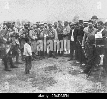 'Les premiers contingents Franco-Anglais a Salonique; Arrivant de Moudros, nos troupiers se felicitent de trouver un photographe ambulant', 1915 (1924). Aus „L'Album de la Guerre 1914-1919, Volume I“ [L'Illustration, Paris, 1924]. Stockfoto