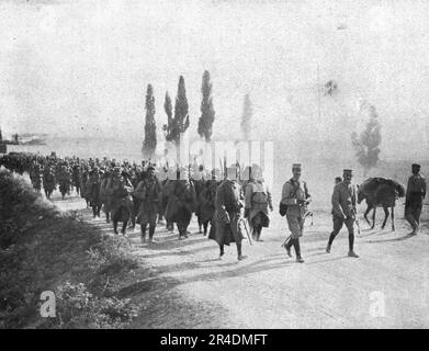 „Les premiers contingents Franco-Anglais a Salonique; Les troupes francaises se dirigent vers le Camp de Zeitenlick“, 1915 (1924). Aus „L'Album de la Guerre 1914-1919, Volume I“ [L'Illustration, Paris, 1924]. Stockfoto