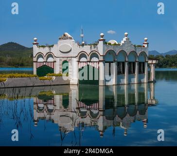 Typisches katalanisches Haus, das früher von Fischern am See von Banyoles an einem Frühlingstag genutzt wurde Stockfoto