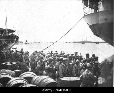 "Les premiers contingents Franco-Anglais a Salonique; UN bataillon s'est forme sur le quai, clairons et tambours en te et se met en marche", 1915 (1924). Aus „L'Album de la Guerre 1914-1919, Volume I“ [L'Illustration, Paris, 1924]. Stockfoto