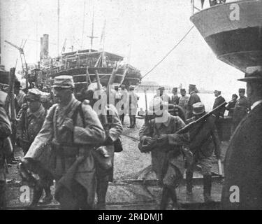 „Les Premiers Contingents Franco-Anglais a Salonique; Les Francais, debarques au quai de la Douane, gagnent individuellement le Terrain de rassembblement“, 1915 (1924). Aus „L'Album de la Guerre 1914-1919, Volume I“ [L'Illustration, Paris, 1924]. Stockfoto