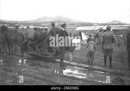 "Les premiers contingents Franco-Anglais a Salonique; Au Camp d'Aviation francais de Solonique: Des officiers grecs Assistant de leur voiture au Depart d'un avion pour la Serbie", 1915 (1924). Aus „L'Album de la Guerre 1914-1919, Volume I“ [L'Illustration, Paris, 1924]. Stockfoto