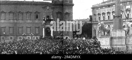 "Le premieres Operations Italiennes; le 24 Mai, la foule massee devant le Quirinal acclame la famille royale qui se montre au balcon du Palais", 1915. Von „L'Album de la Guerre 1914-1919: Band I“ [L'Illustration, Paris, 1926]. Stockfoto