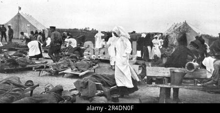 "Les Revers Russes; les secours aux soldats russes empoisonnes par les gaz asphyxiants que l'ennemi a utilises en abondance", 1915. Von „L'Album de la Guerre 1914-1919: Band I“ [L'Illustration, Paris, 1926]. Stockfoto