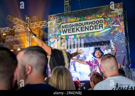 Warrington, Cheshire, Großbritannien. 27. Mai 2023. Großbritannien - das Neighbourhood Weekender Music Festival fand samstags und sonntags im Victoria Park statt. Tausende kamen zu der Veranstaltung und sonnen sich im Sunshine Credit: John Hopkins/Alamy Live News Stockfoto