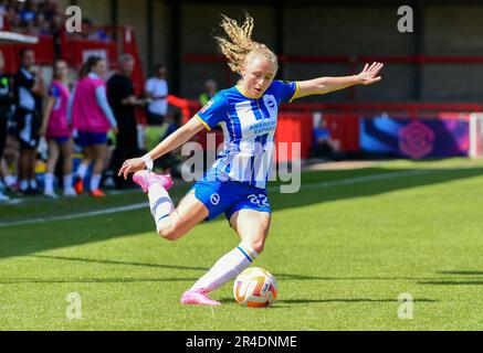 Crawley, Großbritannien. 27. Mai 2023. Katie Robinson von Brighton und Hove Albion während des FA Women's Super League-Spiels zwischen Brighton & Hove Albion Women und Leicester City Women im People's Pension Stadium am 27. 2023. Mai in Crawley, Großbritannien. (Foto von Jeff Mood/phcimages.com) Kredit: PHC Images/Alamy Live News Stockfoto