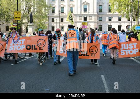 London, Großbritannien. 27. Mai 2023 Just Stop Oil-Anhänger protestieren, während sie ihren langsamen marsch auf dem Parliament Square fortsetzen und ein Ende aller neuen Öl-, Gas- und Kohleprojekte im Vereinigten Königreich fordern. Kredit: Waldemar Sikora/Alamy Live News Stockfoto