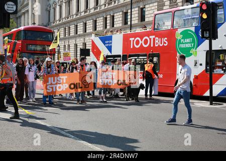 London, Großbritannien. 27. Mai 2023 Just Stop Oil-Anhänger protestieren, während sie ihren langsamen marsch auf dem Parliament Square fortsetzen und ein Ende aller neuen Öl-, Gas- und Kohleprojekte im Vereinigten Königreich fordern. Kredit: Waldemar Sikora/Alamy Live News Stockfoto