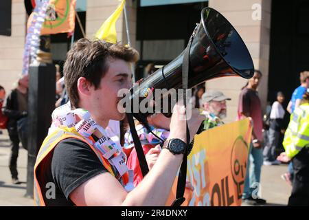 London, Großbritannien. 27. Mai 2023 Just Stop Oil-Anhänger protestieren, während sie ihren langsamen marsch auf dem Parliament Square fortsetzen und ein Ende aller neuen Öl-, Gas- und Kohleprojekte im Vereinigten Königreich fordern. Kredit: Waldemar Sikora/Alamy Live News Stockfoto