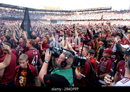 Praha, Tschechische Republik. 27. Mai 2023. Fans von Sparta Prag feiern nach dem Sieg der tschechischen First League 2022-2023. Sparta Praha ist die tschechische First League-Fußballmeisterin von 2022-2023, 27. Mai 2023, in Prag, als verloren im Finalspiel Viktoria Plzen 0:1. (Kreditbild: © Slavek Ruta/ZUMA Press Wire) NUR REDAKTIONELLE VERWENDUNG! Nicht für den kommerziellen GEBRAUCH! Stockfoto