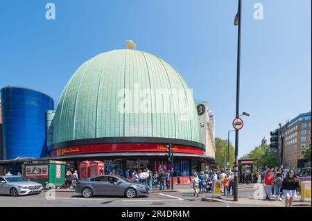 An einem sonnigen Tag im Frühsommer in der Nähe des Wachsmuseums von Madame Tussauds ist viel los. Marylebone Road, London, England, Großbritannien Stockfoto