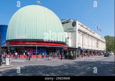 An einem sonnigen Tag im Frühsommer in der Nähe des Wachsmuseums von Madame Tussauds ist viel los. Marylebone Road, London, England, Großbritannien Stockfoto